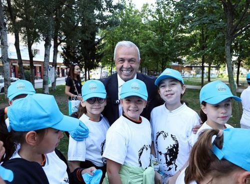 Başkan Şadi Özdemir öğrencilerle parkta temizlik yaptı